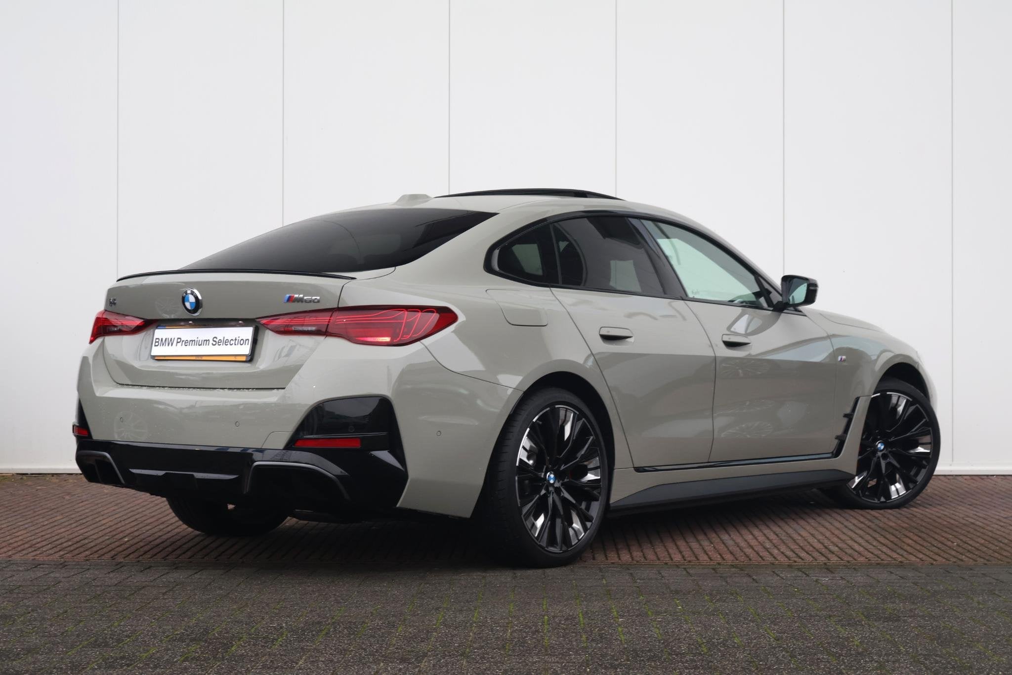 BMW i4 M60 84 kWh | Sport Pakket Pro | Panorama Dak | Harman, Stof, Zwart, Met garantie (alle), Origineel Nederlands