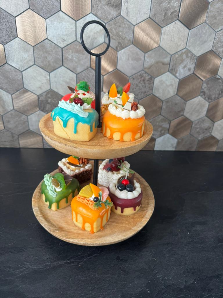 Decoratieve plateau met namaak gebakjes, Ophalen, Hout, Meerkleurig, Overige stijlen