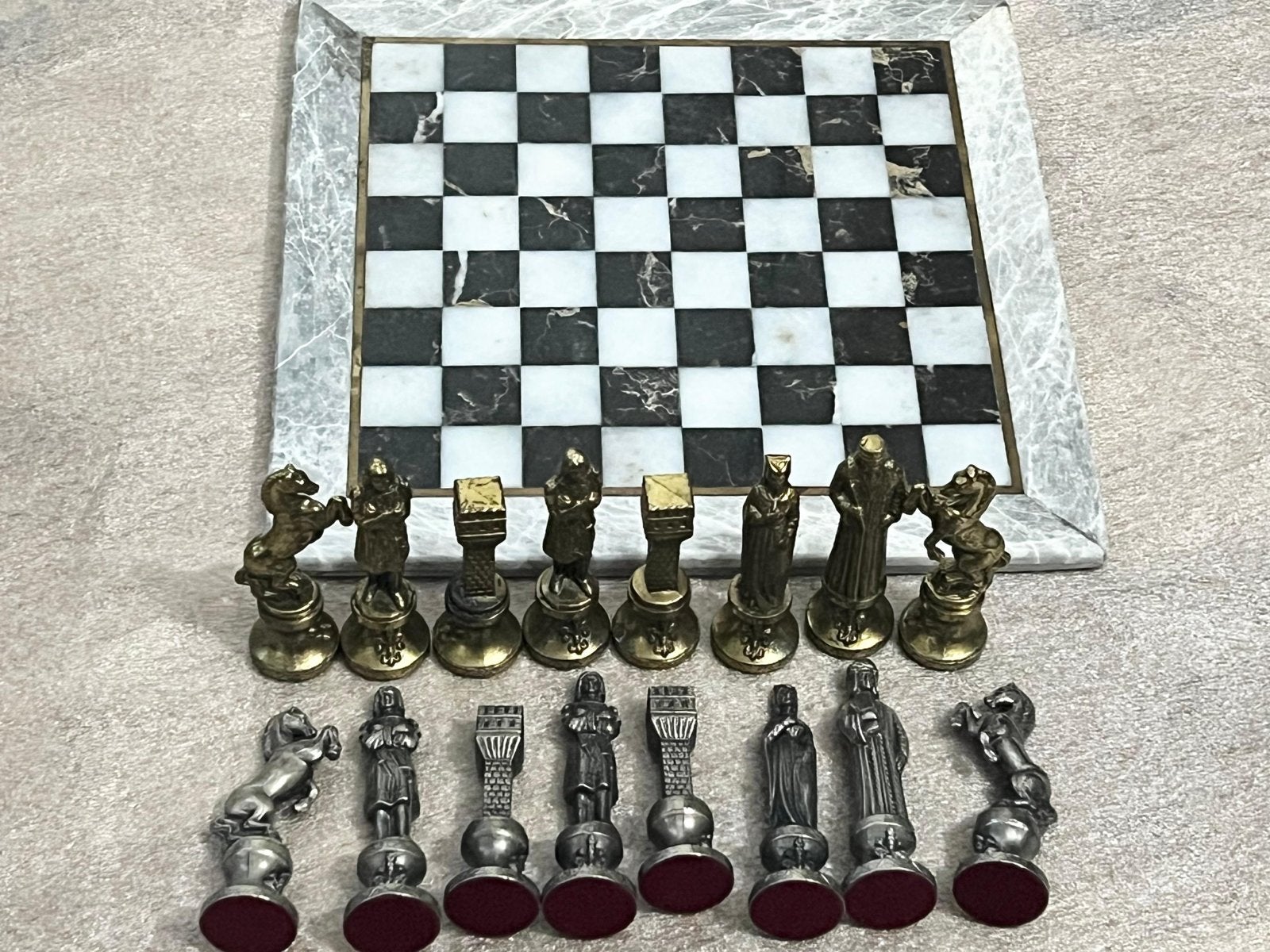 Uniek Schaakspel met Marmeren Bord en Metalen Stukken, Een of twee spelers, Ophalen of Verzenden, Gebruikt