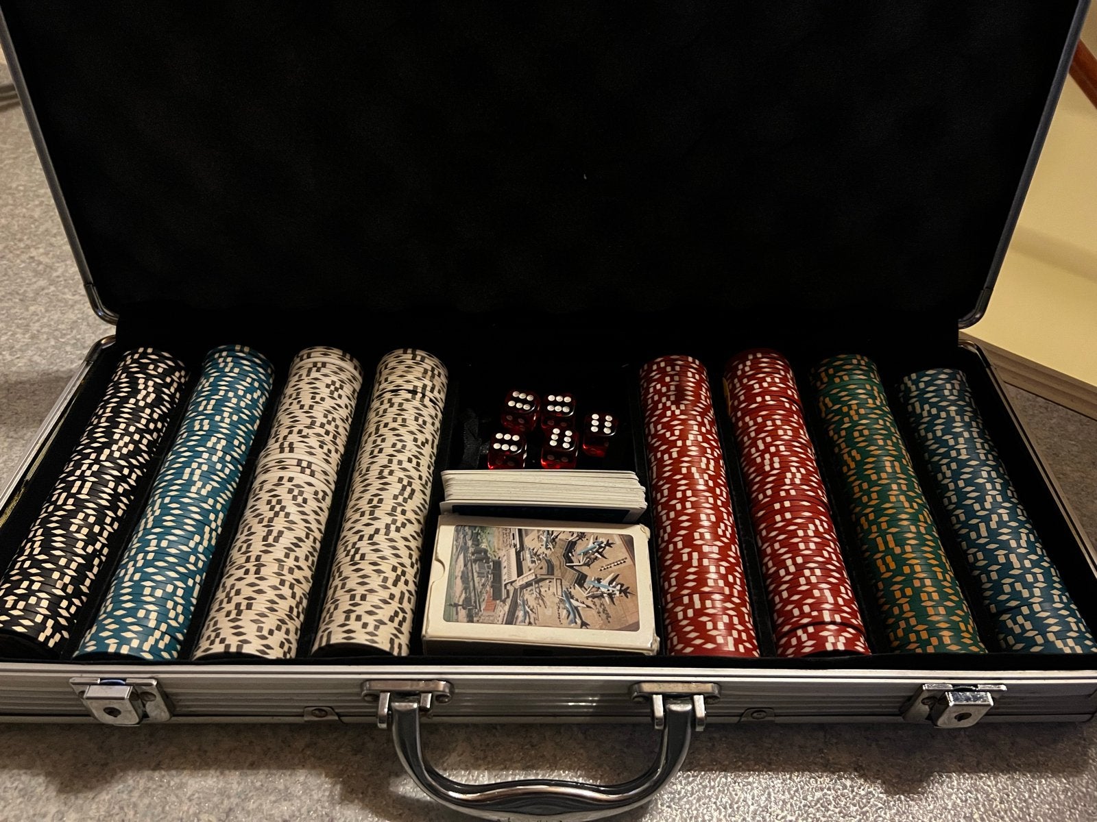 Pokerset in aluminium koffer met fiches, kaarten en dobbelst, Drie of vier spelers, Ophalen of Verzenden, Zo goed als nieuw