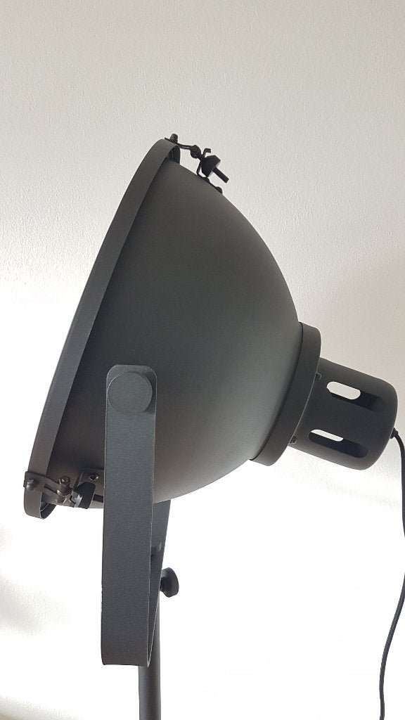 Zwarte driepotige industriele vloerlamp met draaibare spot, Huis en Inrichting, Lampen | Vloerlampen, Ophalen, E27 (groot), Zo goed als nieuw