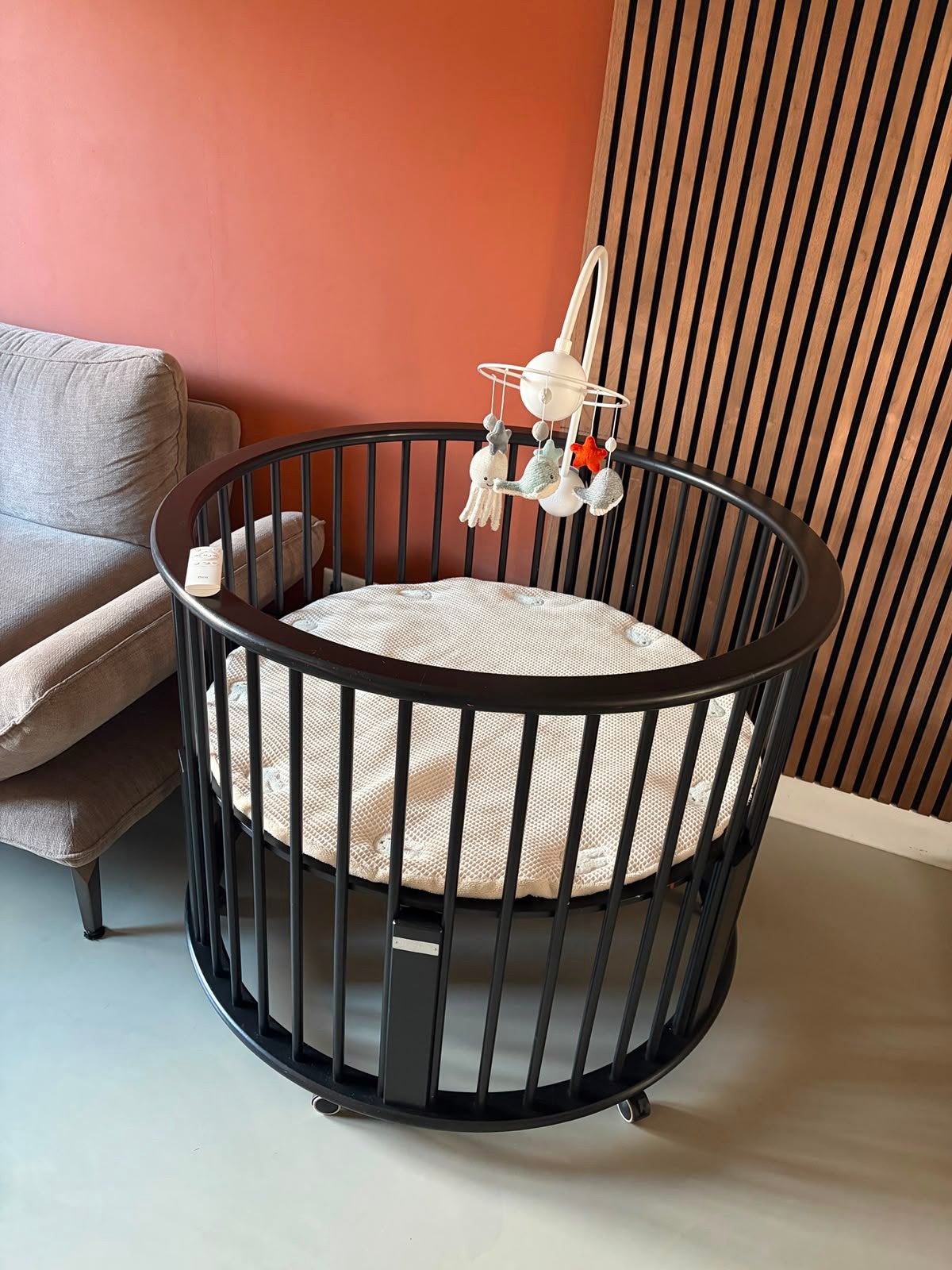 Bopita ronde box zwart met muziekmobiel en babygym, Kinderen en Baby's, Boxen, Ophalen, Gebruikt, Rond, In hoogte verstelbaar