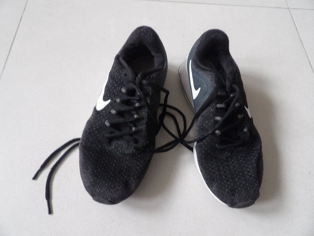 ALS NIEUW 1 paar zwart/witte NIKE sport schoenen maat 40 1/2, Ophalen of Verzenden, Zo goed als nieuw, Nike, Jongen of Meisje