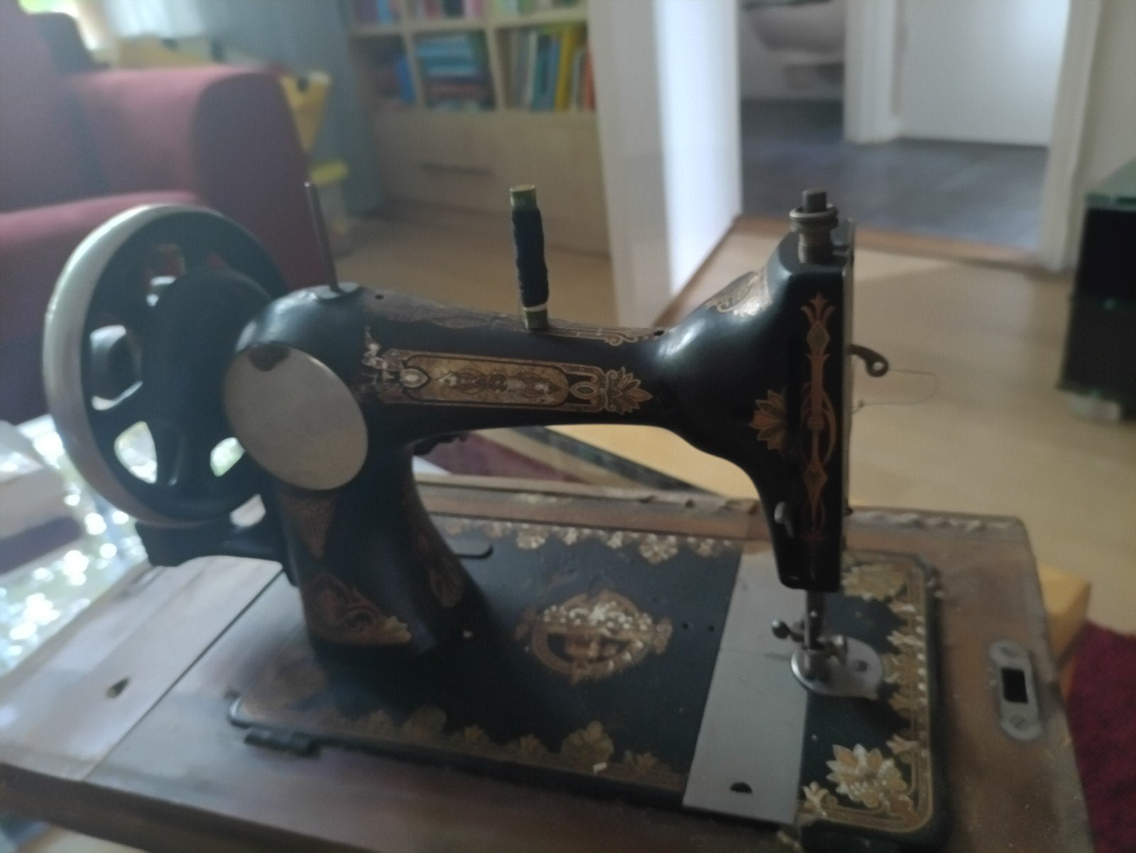 Antieke naaimachine in houten kast met slot en sleutel, Antiek en Kunst, Ophalen of Verzenden