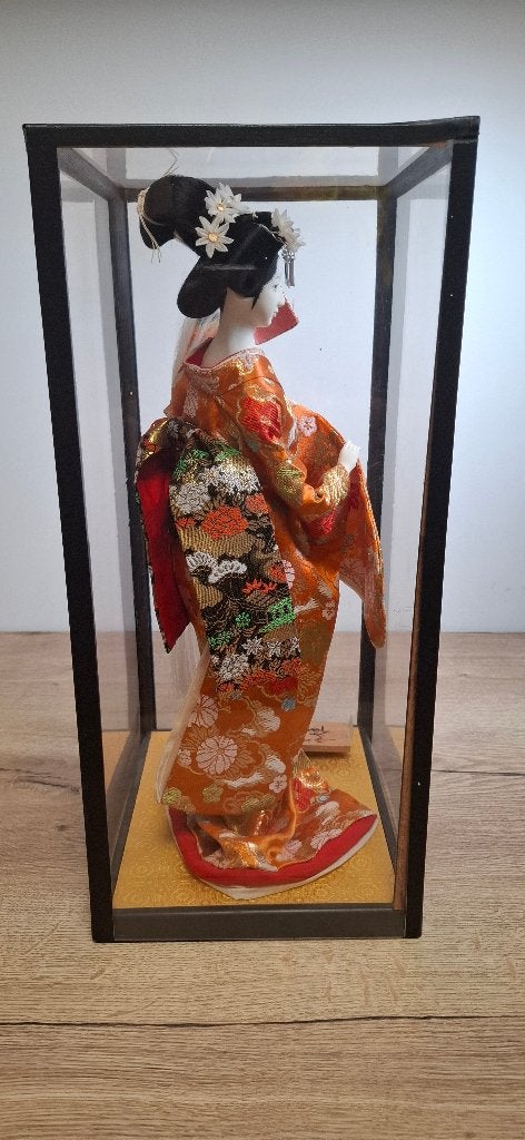 Sierlijke Japanse Geishapop in Kunststof Vitrinekast, Ophalen, Onbekend, Zo goed als nieuw, Onbekend