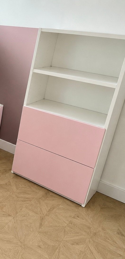 Roze Smastad kast met 2 lades en 2 planken, Huis en Inrichting, Kasten | Boekenkasten, Ophalen, 50 tot 100 cm, Zo goed als nieuw