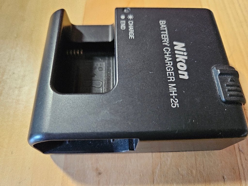 Acculader Nikon MH-25, Ophalen of Verzenden, 1980 tot heden, Overige typen