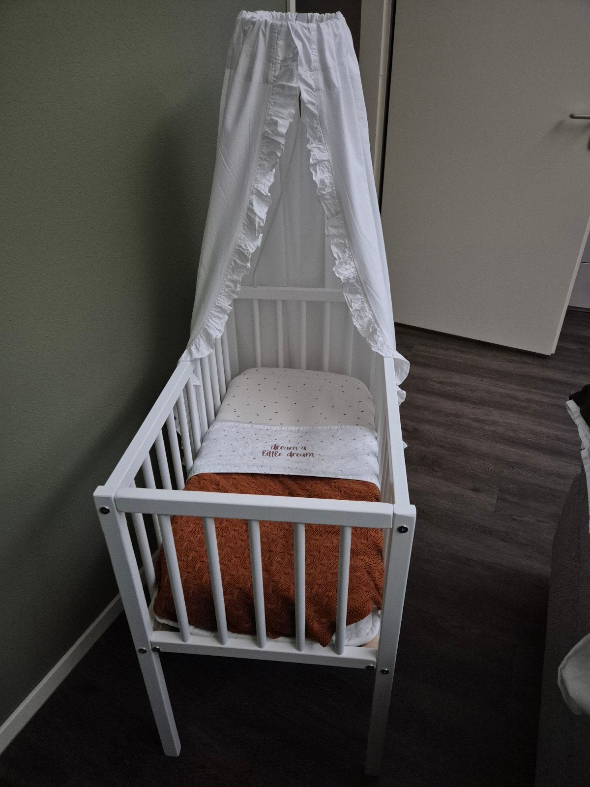 Wieg met Hemeltje, matrasje en 3 lakentjes, Kinderen en Baby's, Babywiegjes en Ledikanten, Ophalen, Zo goed als nieuw, Wieg