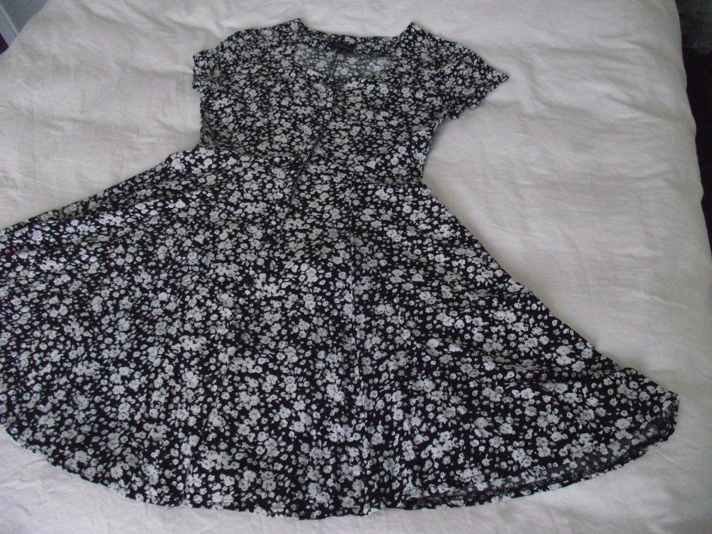 zwart wit bloemen jurkje roosjes doorknoop jurk maat M 38-40, Maat 38/40 (M), Expresso, Zwart, Ophalen of Verzenden