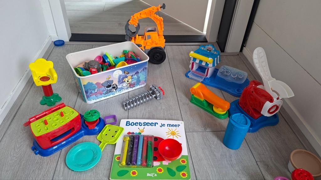 Grote set klei spulletjes met potjes klei, Kinderen en Baby's, Speelgoed | Overig, Gebruikt, Jongen of Meisje, Ophalen of Verzenden