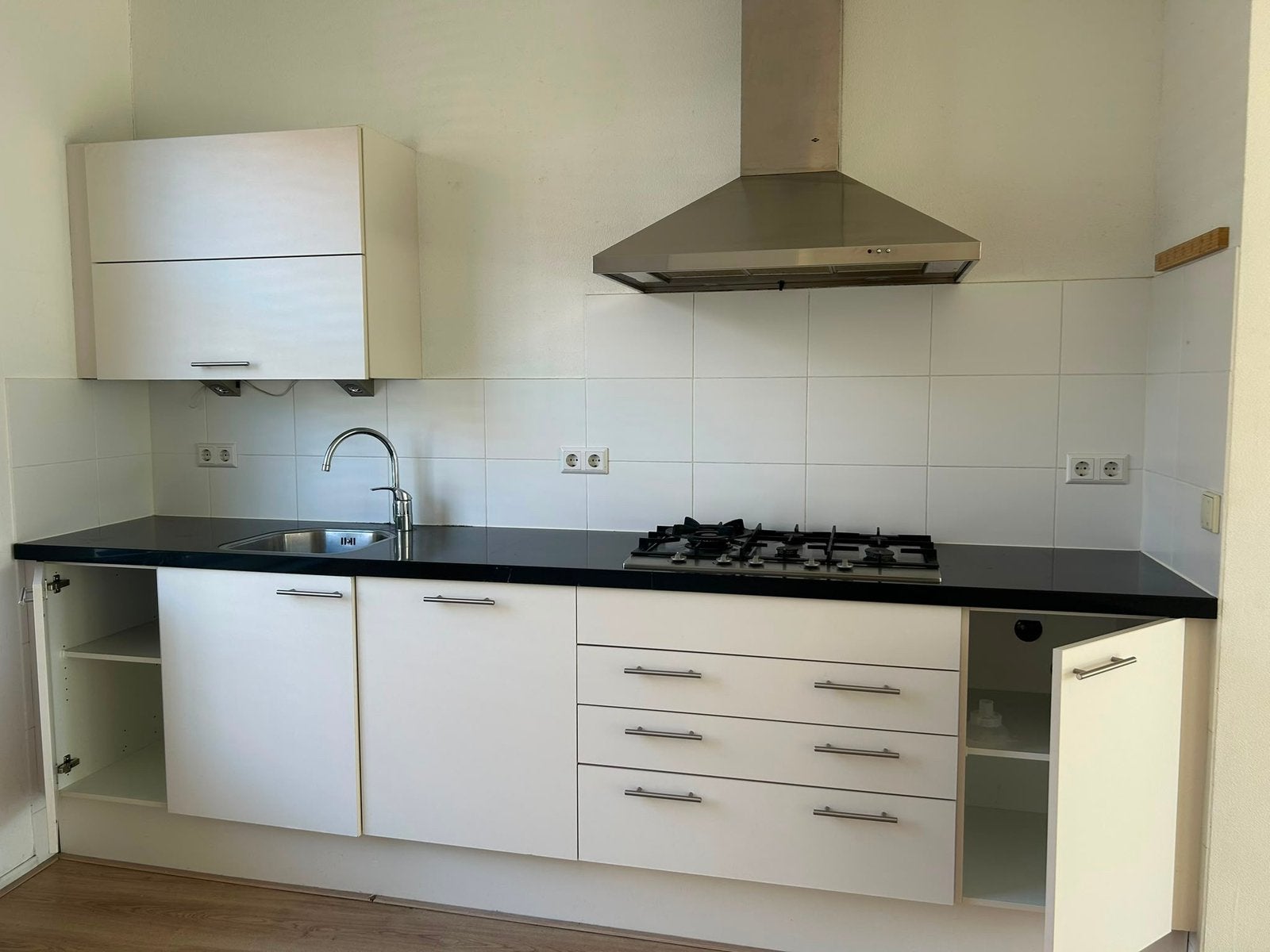 Moderne witte keuken composiet werkblad & inbouwapparatuur, Huis en Inrichting, Keuken | Complete keukens, Ophalen, Zo goed als nieuw