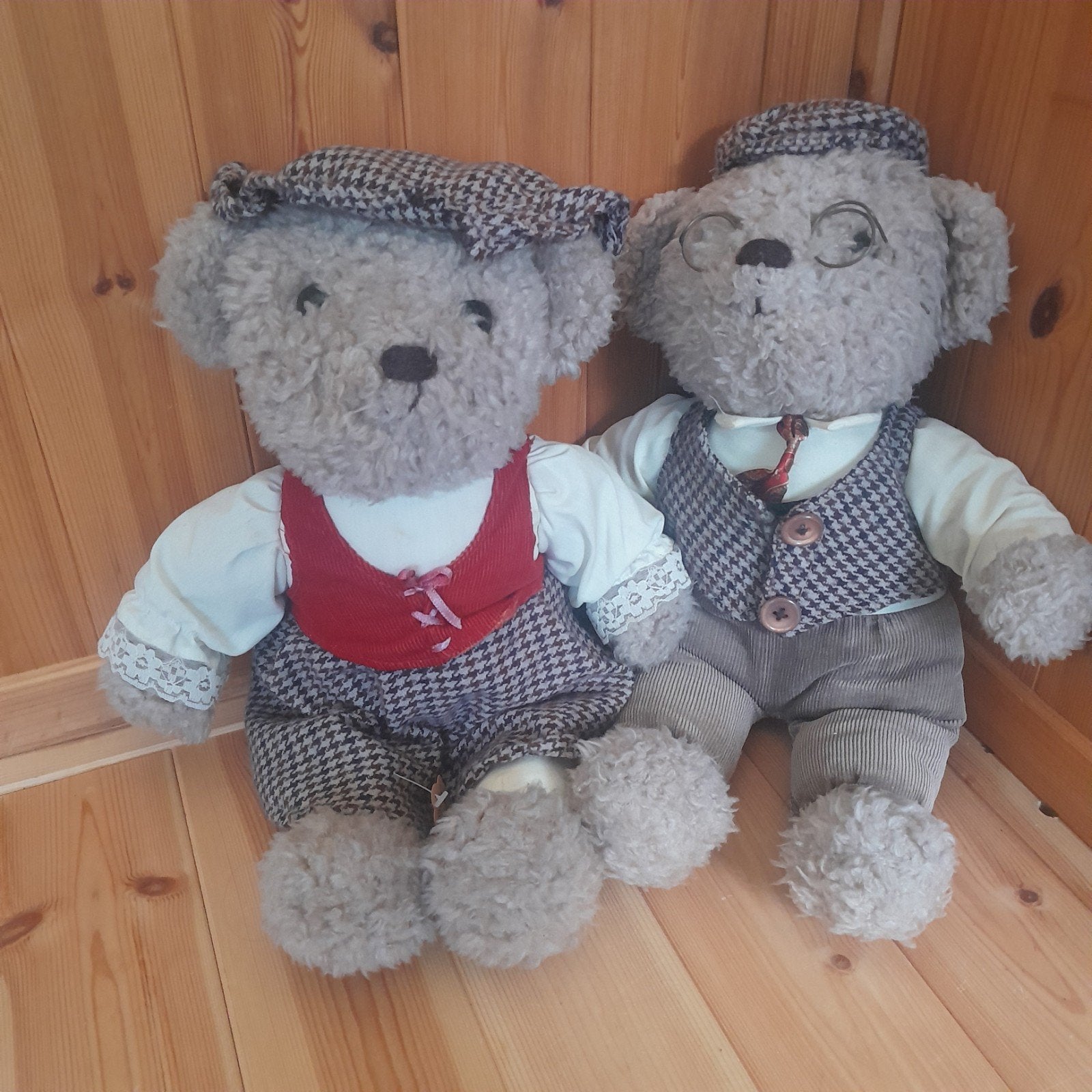 Set van 2 vintage teddyberen met kleding, Kinderen en Baby's, Gebruikt, Beer, Grijs, Ophalen of Verzenden