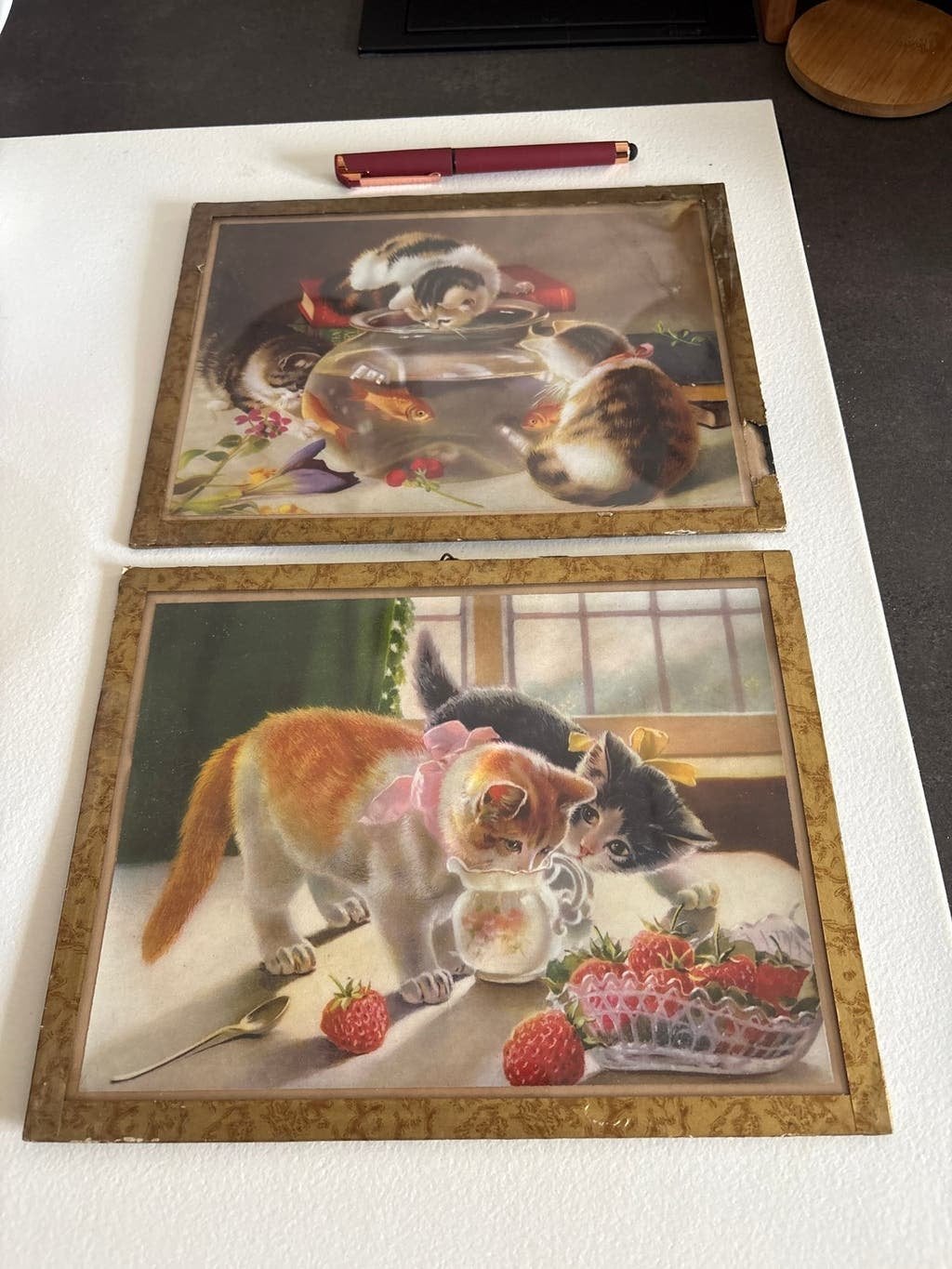 2 Vintage Katten Prints: Speelse Kittens met Vissenkom & Aar, Dieren, Ophalen of Verzenden, Print, Papier