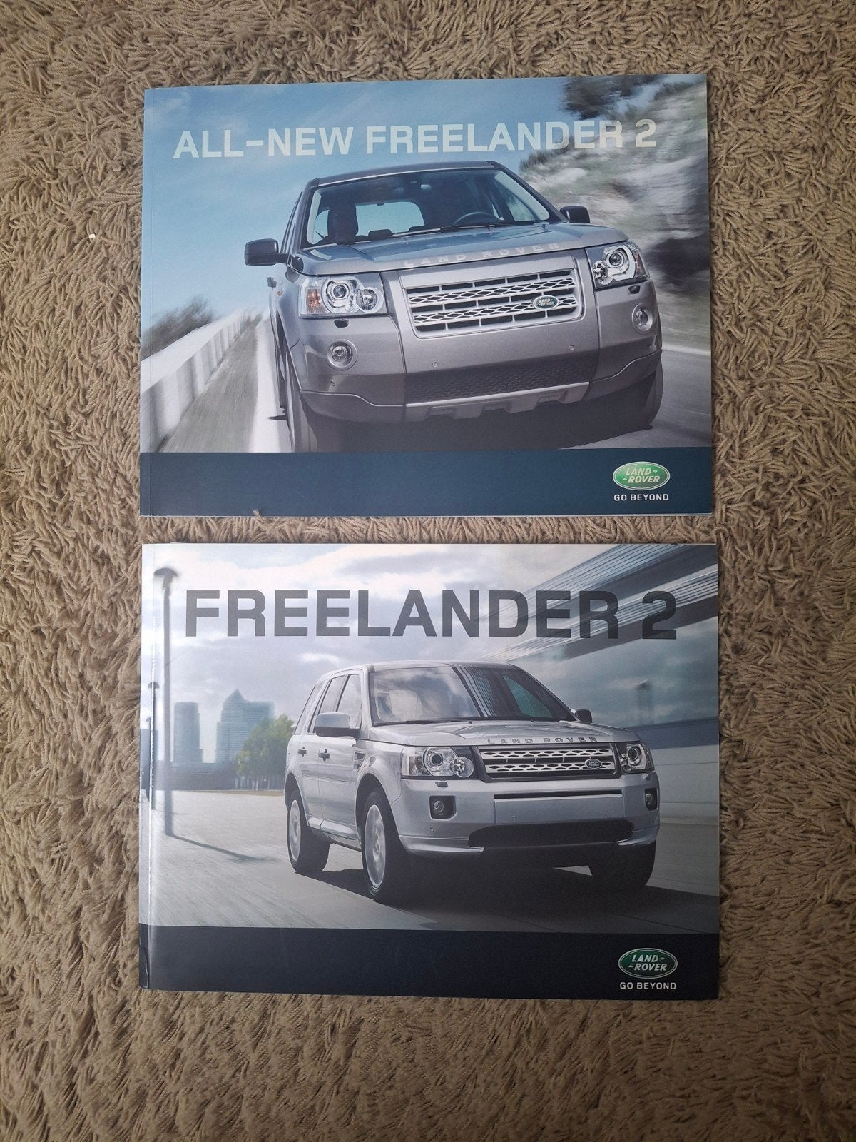 2x autofolder Land Rover Freelander 2e generatie, Verzenden, Zo goed als nieuw, Overige merken