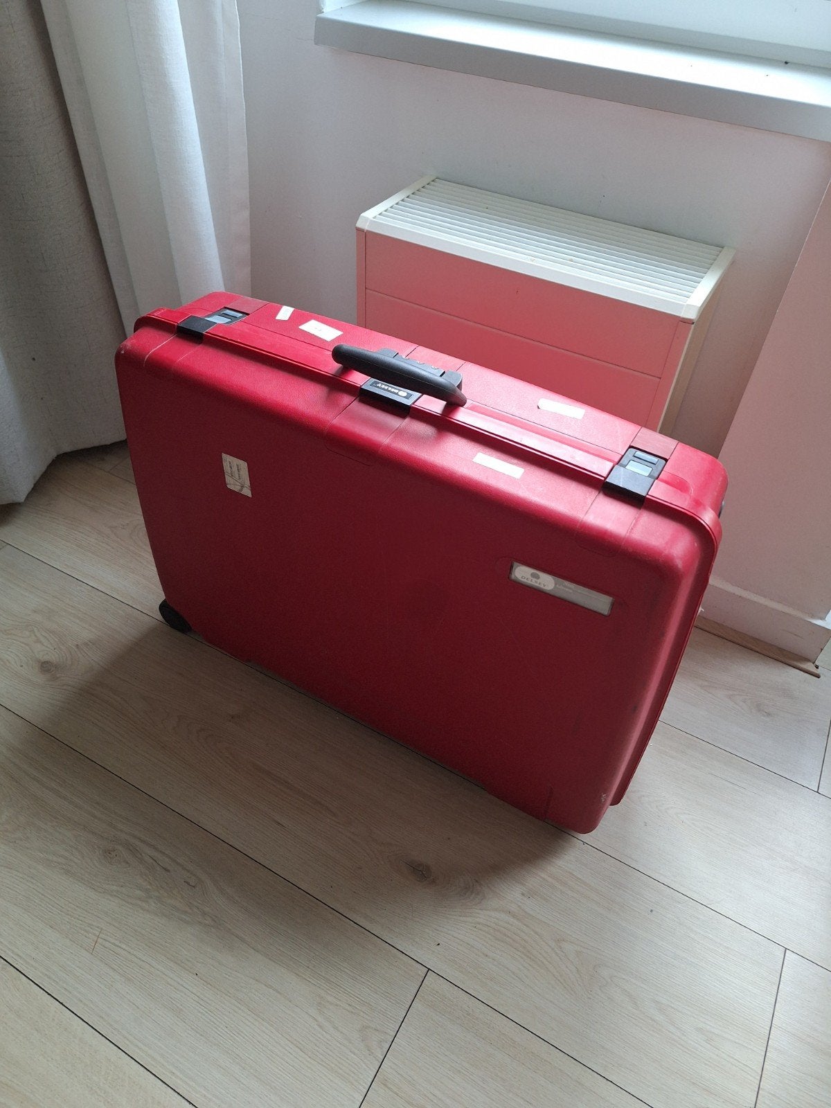 Rode Delsey Koffer met Wieltjes en Slot, Gebruikt, Hard kunststof, 45 tot 55 cm, 70 cm of meer