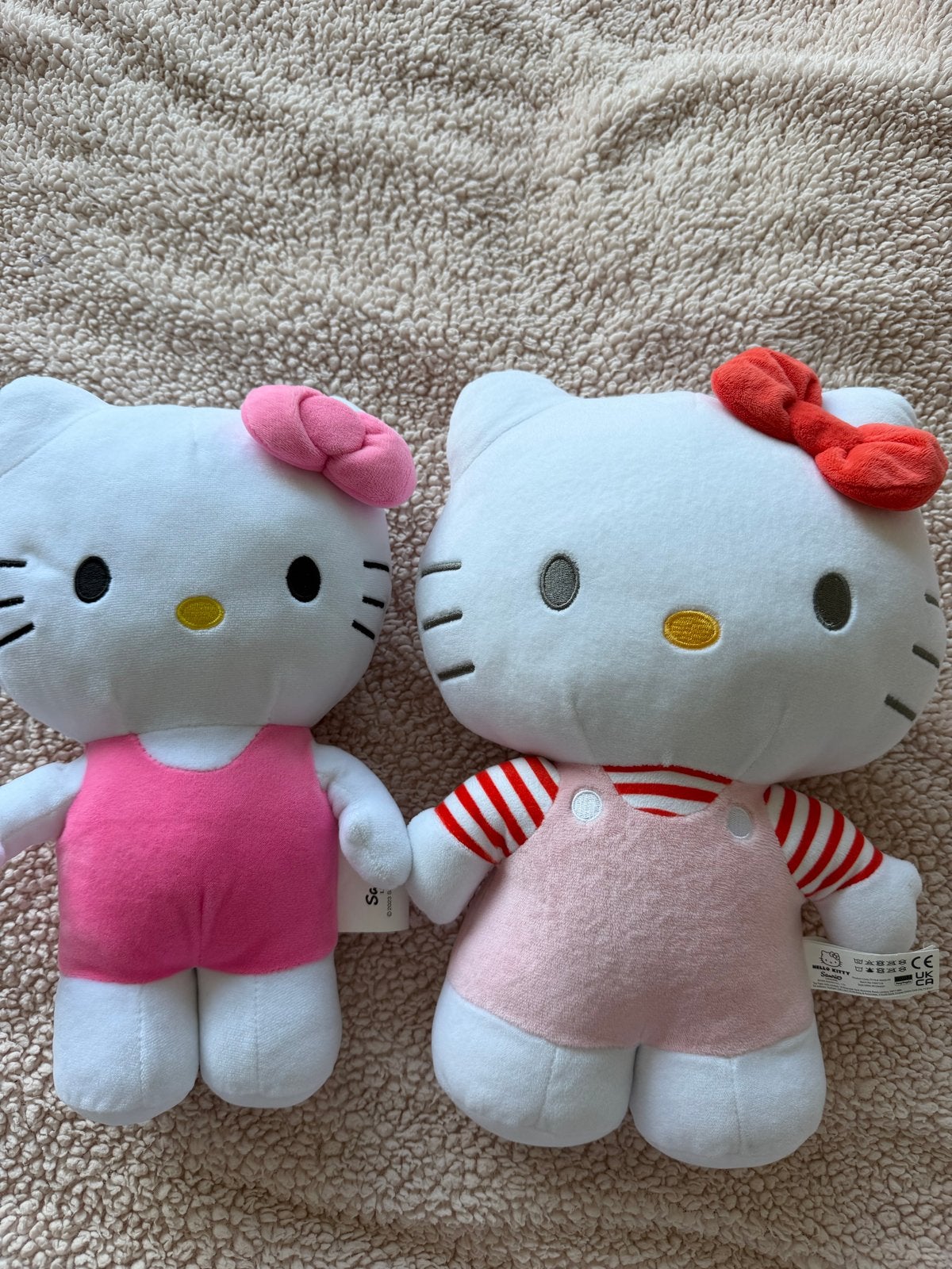 Set van 2 Hello Kitty knuffels - Roze en Rood, Overige merken, Overige typen, Ophalen of Verzenden, Zo goed als nieuw