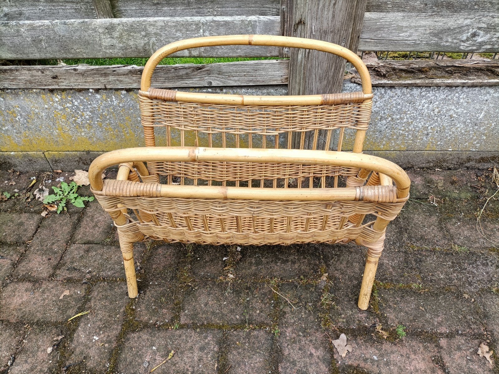 Retro bamboe krantenbak. Vintage rieten lectuurmand., Huis en Inrichting, Ophalen, Gebruikt