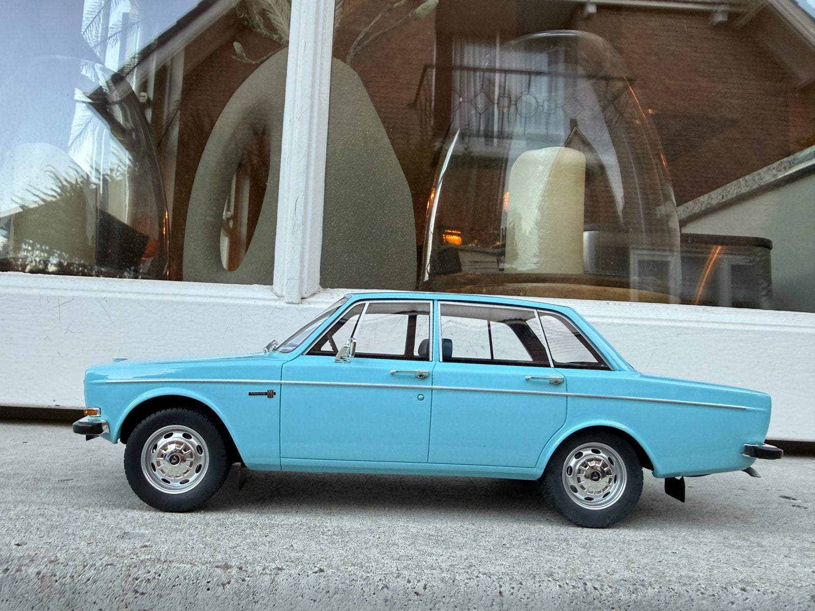 1:18 Volvo 144 lichtblauw 1970 BOS Models BOS426, Hobby en Vrije tijd, Overige merken, Info@modelcarworld.com, Auto, Nieuw