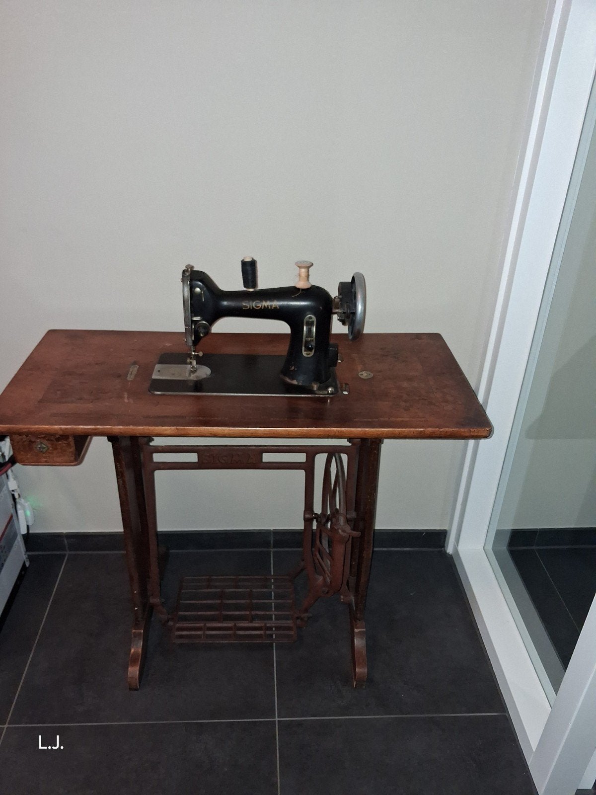 Antieke Sigma Naaimachine met Houten Tafel en Accessoires, Ophalen