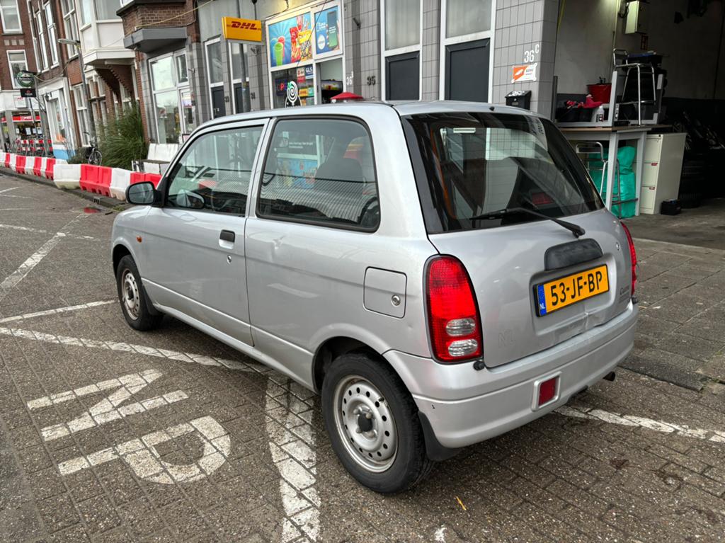 Daihatsu Cuore 1.0 STI AUT 2002 Grijs stuurbekrachtiging usb, Auto's, Dealer onderhouden, 600 kg, 18 €/maand, Cuore