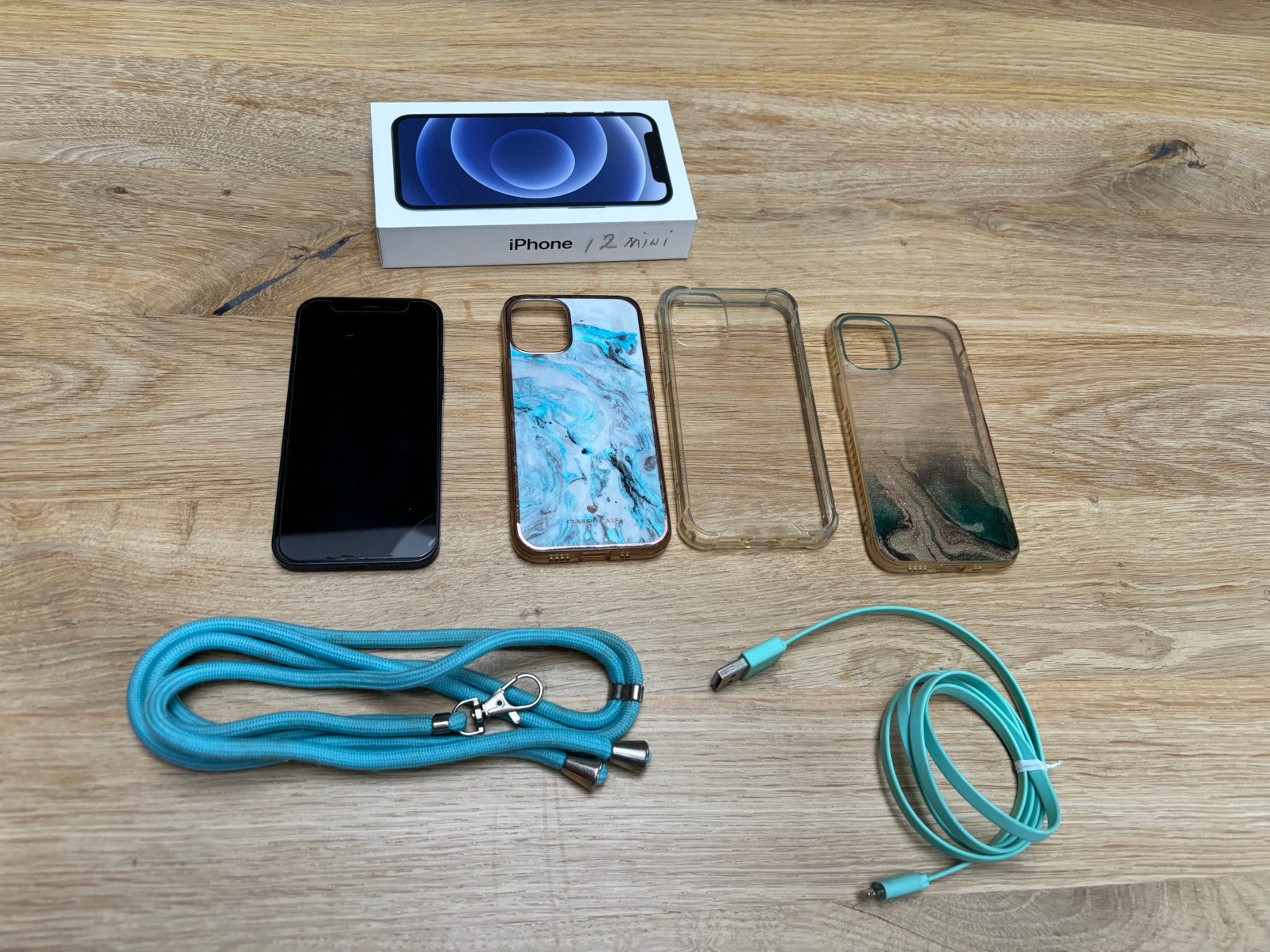 Iphone 12 mini met hoesjes en lader - beschadigd, Telecommunicatie, Mobiele telefoons | Apple iPhone, IPhone 12 Mini, Zwart, Ophalen of Verzenden