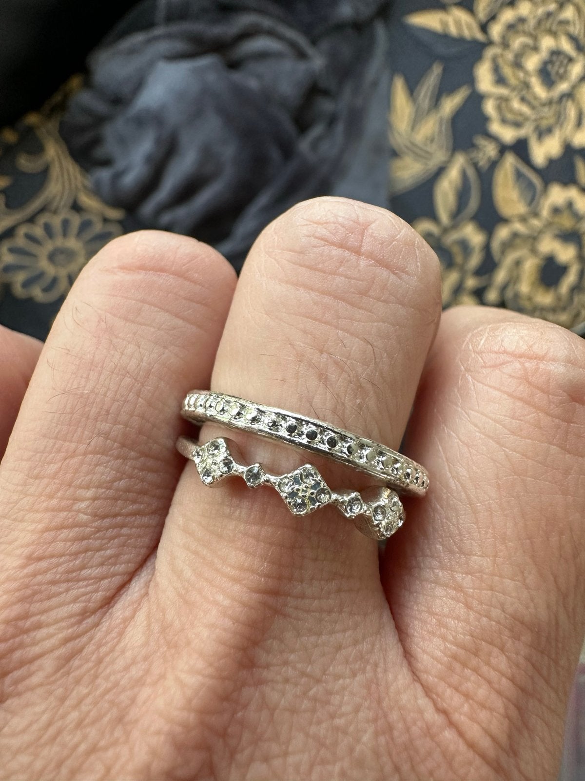 Set van 2 zilverkleurige ringen met steentjes, Overige materialen, Gebruikt, Ophalen of Verzenden, Dame