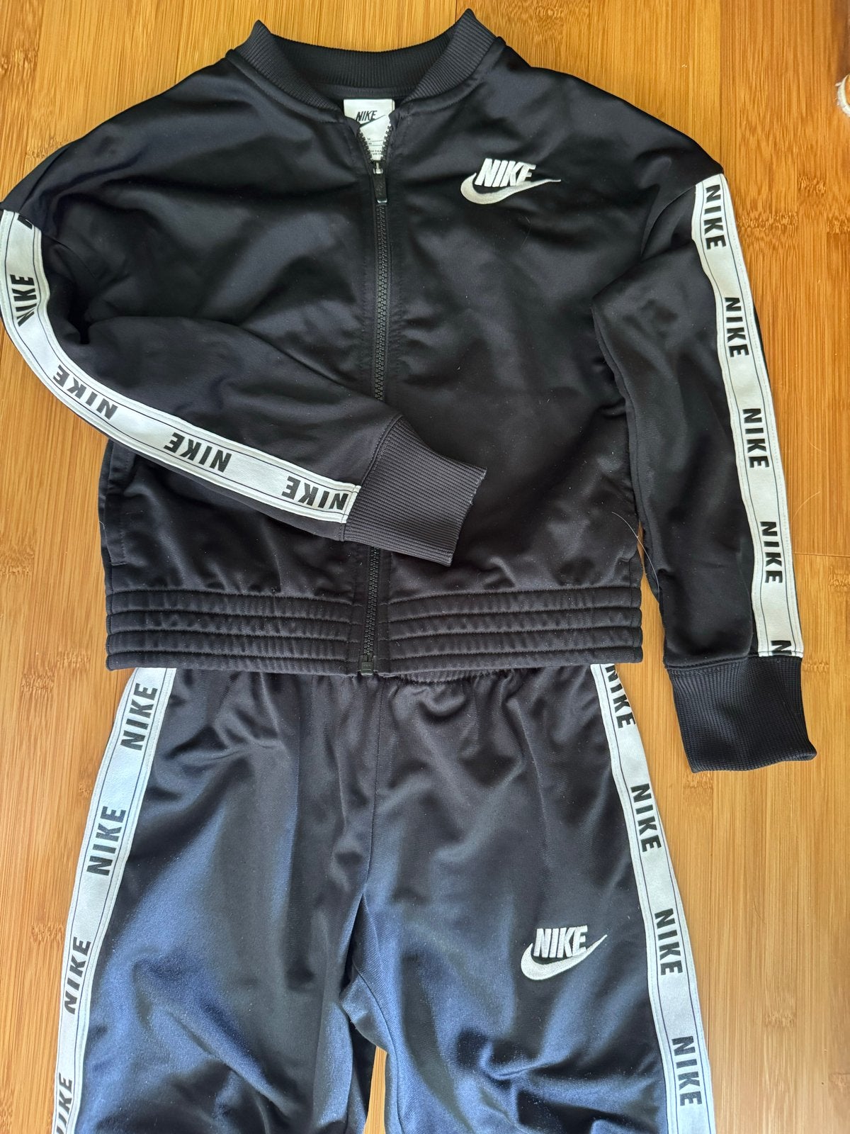 Nike trainingspak tracksuit zwart-wit maat 140, Ophalen of Verzenden, Zo goed als nieuw, Jongen of Meisje, Sport- of Zwemkleding