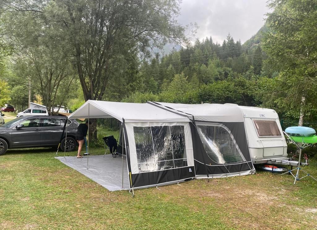 LMC Dominant 530, met voortent, luifel en zakluifel, Rondzit, Frans bed, Particulier, 5 tot 6 meter