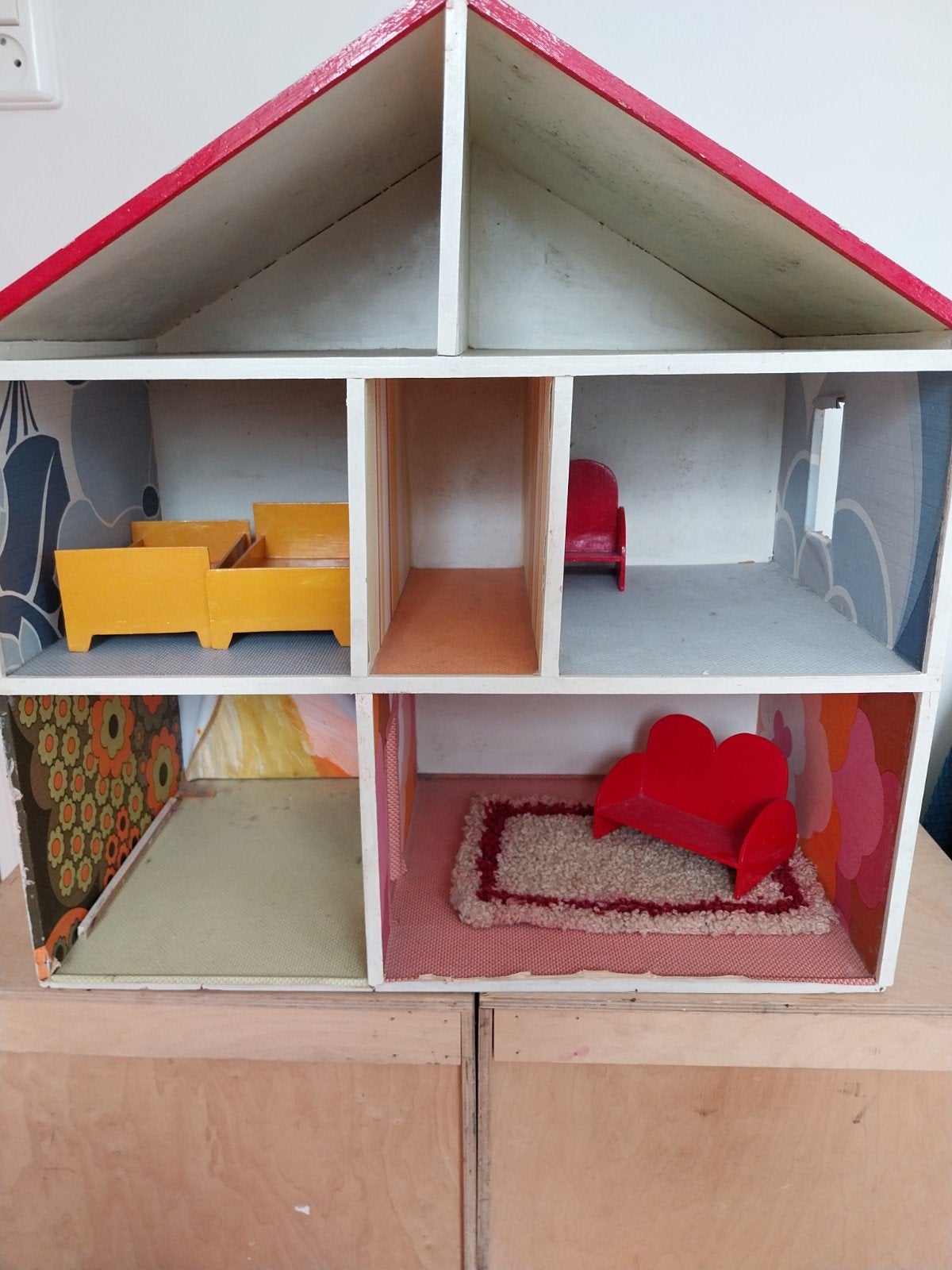 Zelfgemaakt houten poppenhuis met meubels en poppetjes, Verzamelen, Ophalen of Verzenden, Gebruikt, Poppenhuis