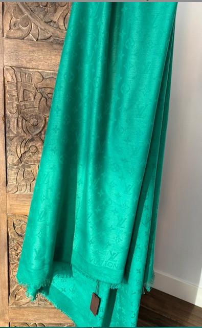 Lv - Groene  sjaal Afmetingen 145x135 cm, Ophalen of Verzenden, Nieuw, Maat 46/48 (XL) of groter, Sjaal