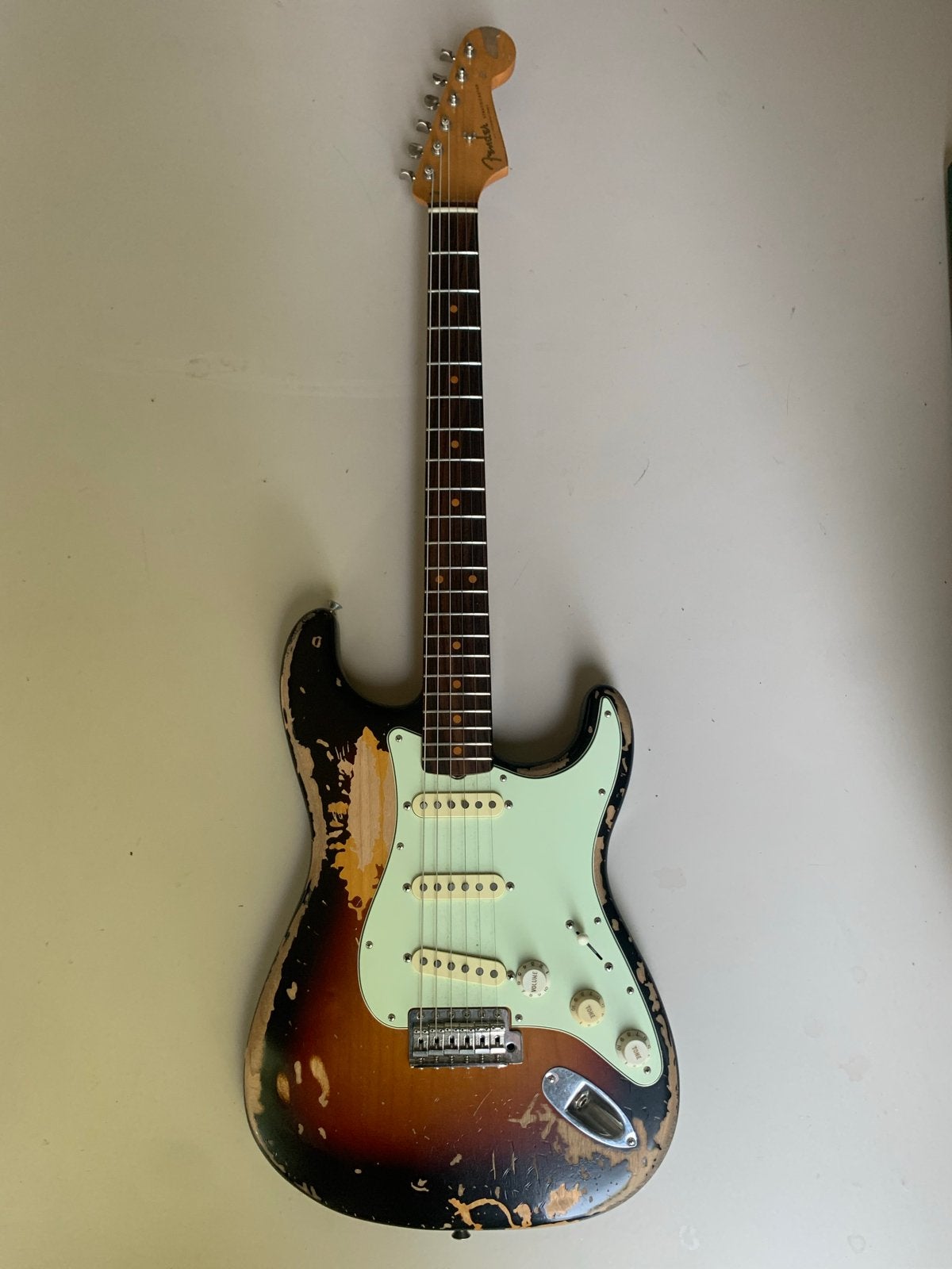 Fender Stratocaster Relic Sunburst met koffer, Muziek en Instrumenten, Ophalen, Gebruikt, Solid body, Fender