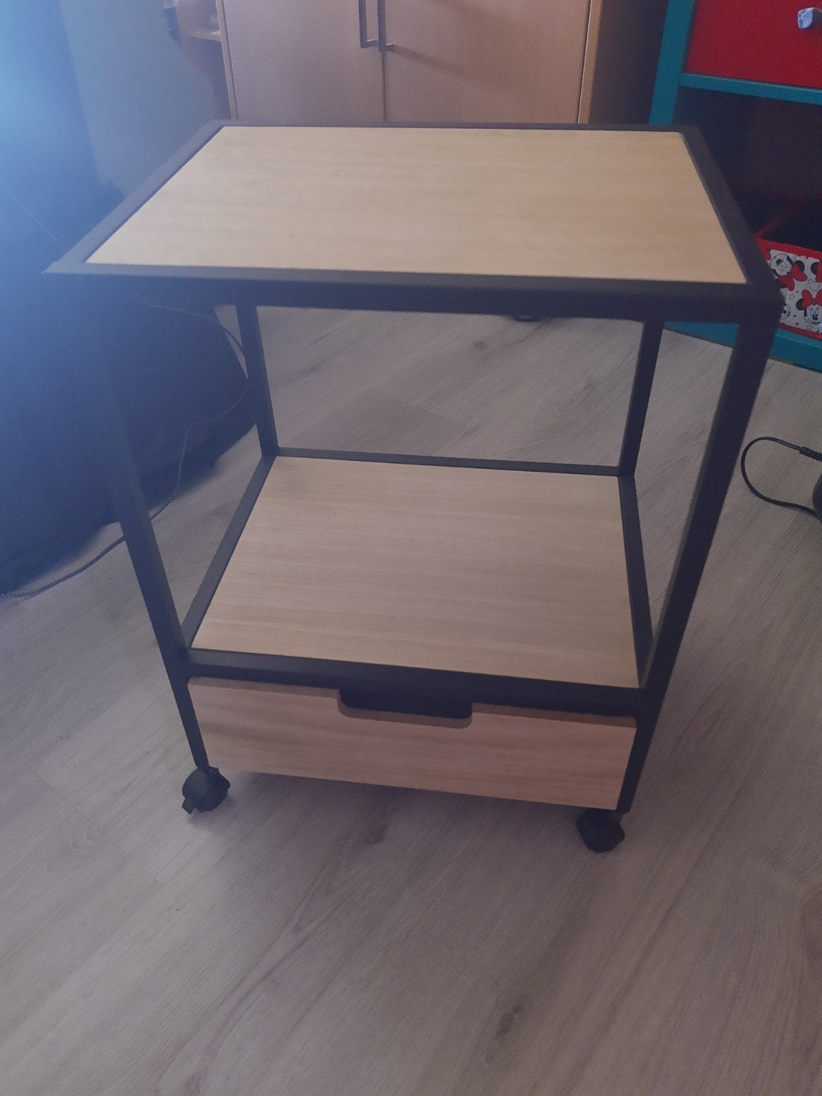 Nachtkastje op wieltjes, Huis en Inrichting, Slaapkamer | Nachtkastjes, Ophalen, Gebruikt, Minder dan 45 cm