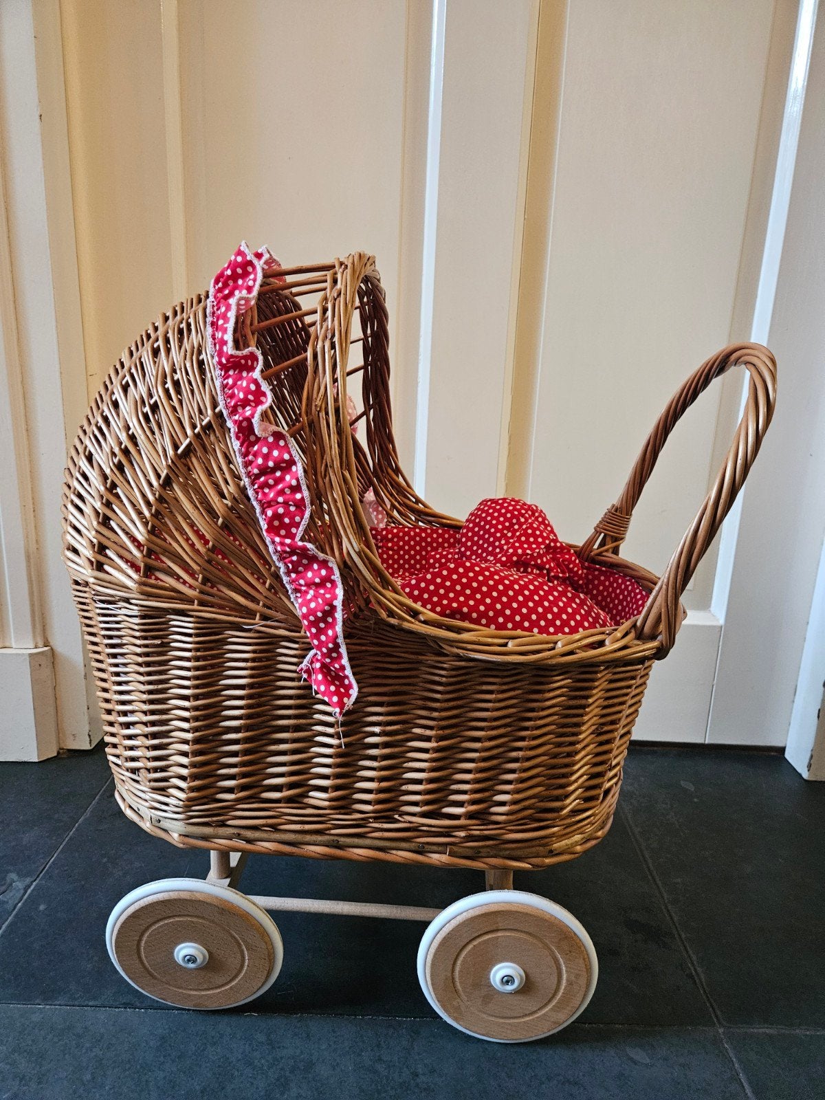 Rotan poppenwagen met dekentjes en draagzak, Ophalen, Zo goed als nieuw, Babypop