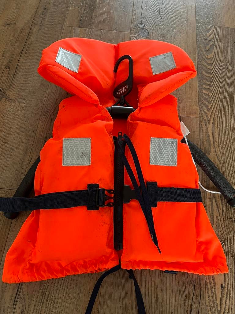 Reddingsvest oranje Hema. Maat 2, Watersport en Boten, Watersportkleding, Ophalen of Verzenden, Zo goed als nieuw, Kind, Reddingsvest of Zwemvest