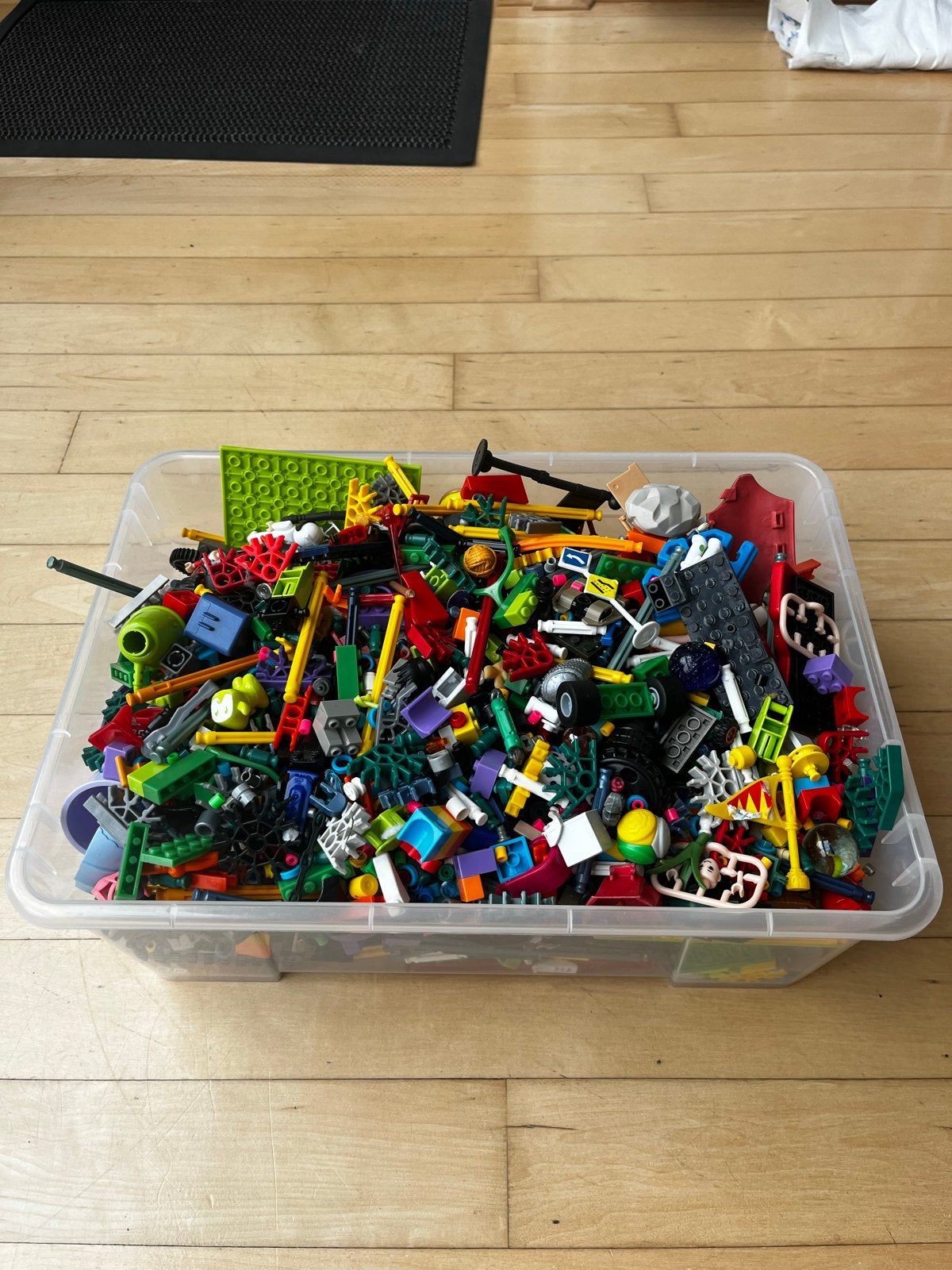 Grote doos met diverse nep Lego en ander speelgoed, Gebruikt, Lego, Ophalen of Verzenden, Losse stenen