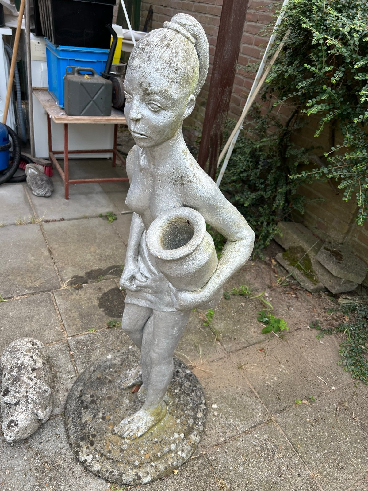 Vintage Tuinbeeld Vrouw met Kruik - Beton, Ophalen, 50 - 100 cm, Beeld, Op sokkel