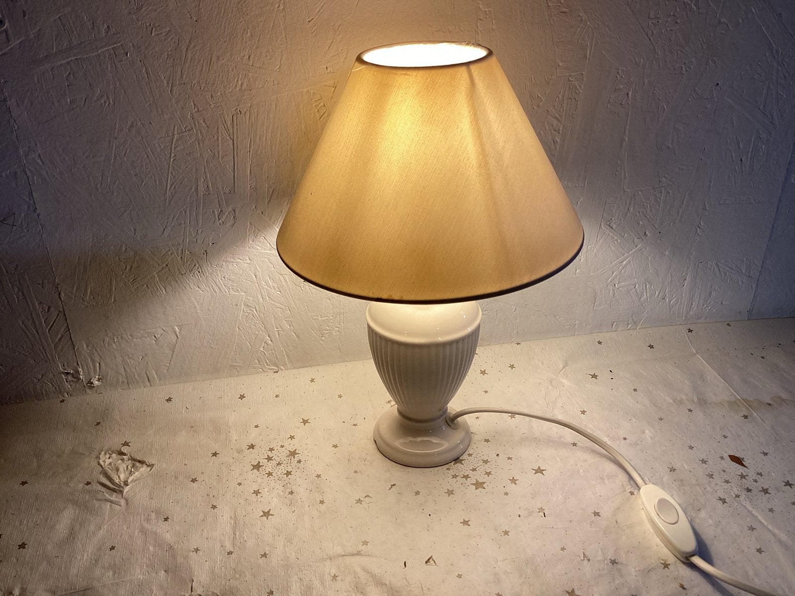 Witte tafellamp met lichte beschadiging, Gebruikt, Keramiek, Wit, Ophalen of Verzenden