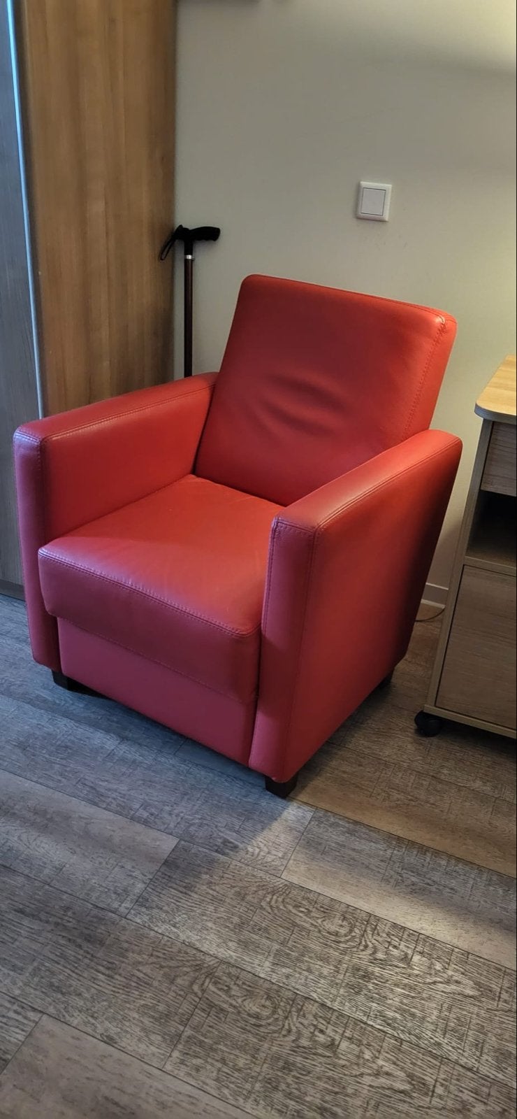 Comfortabele rode leren fauteuil - Zo goed als nieuw, Huis en Inrichting, Fauteuils, Ophalen, Leer, Zo goed als nieuw, 75 tot 100 cm