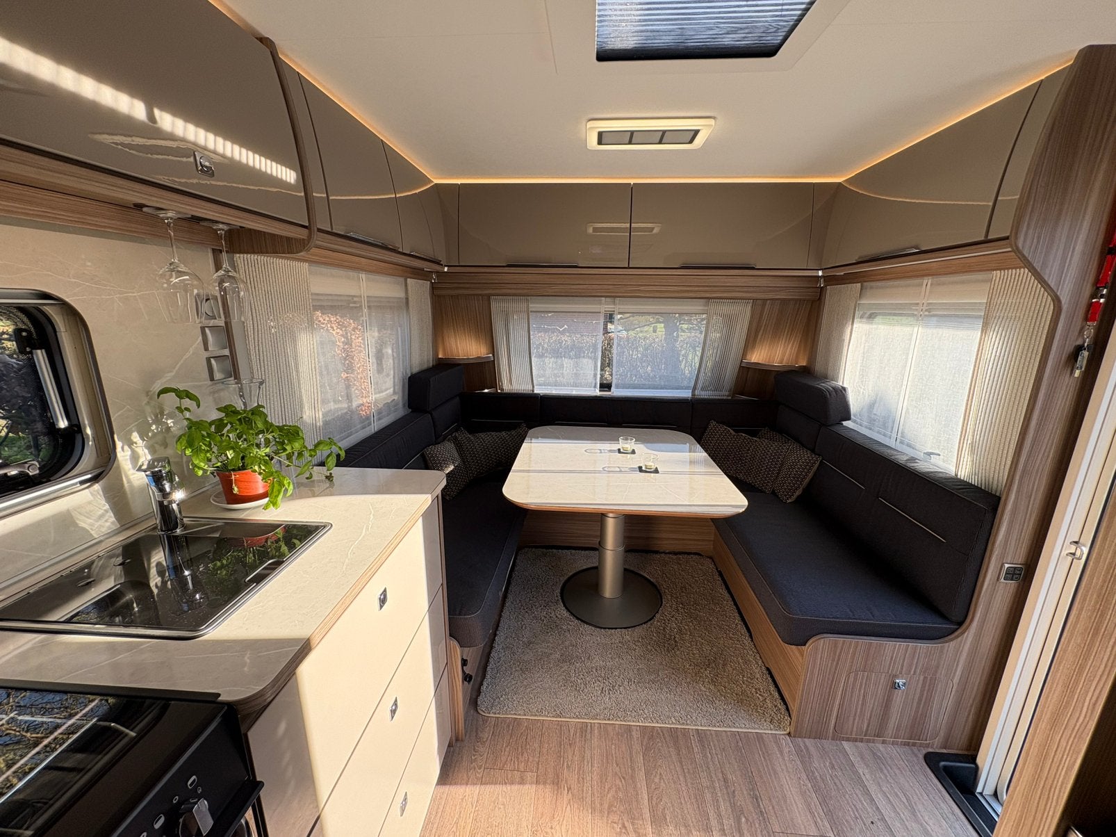 Fendt Tendenza 650 SFDW 2024 - BIEDEN VANAF  €35,000, Caravans en Kamperen, Rondzit, Disselslot, Particulier, 1500 - 2000 kg