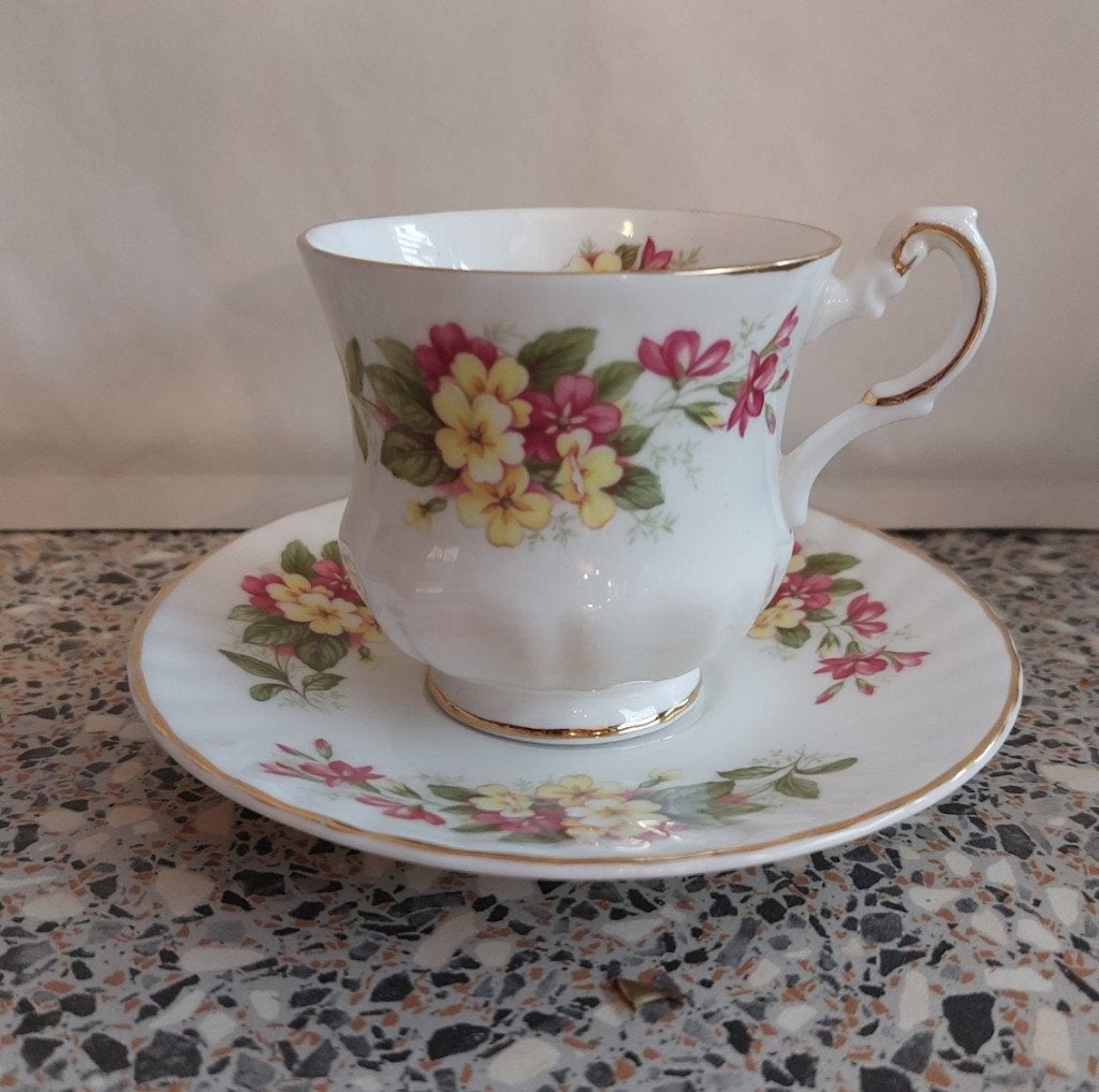 Vintage Clifton geel roze bloemen Bone China kop schotel, Gebruikt, Overige merken, Ophalen of Verzenden, Overige stijlen