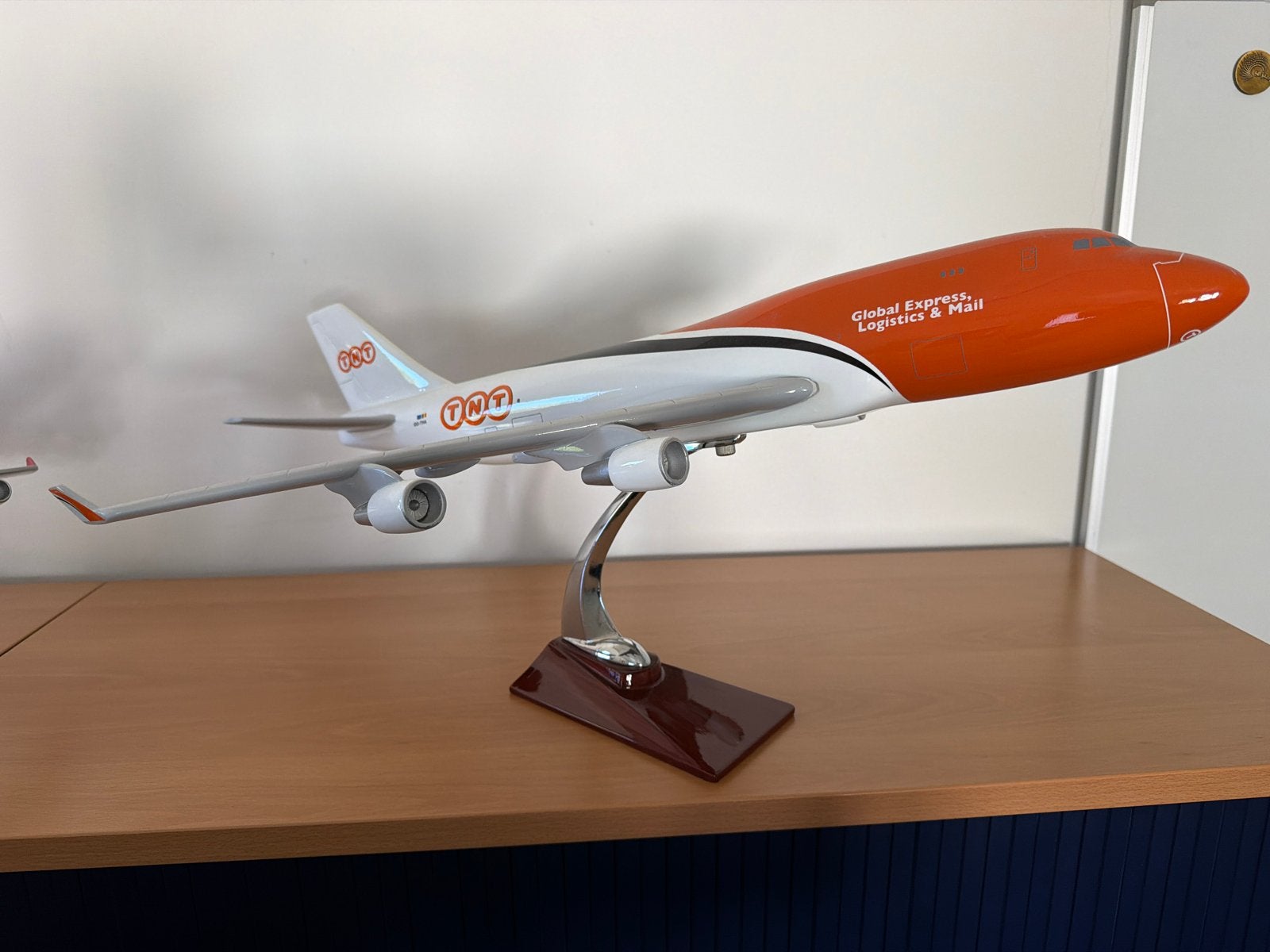 TNT 747-400 Vliegtuigmodel 1:100, Zo goed als nieuw, Groter dan 1:72, Vliegtuig, Ophalen