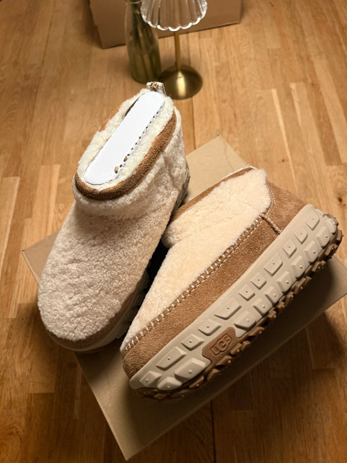 Nieuwe UGG Venture Daze Ultra Mini Cozy - Maat 45,5, Ophalen of Verzenden, Nieuw, Bruin, Pantoffels of Sloffen