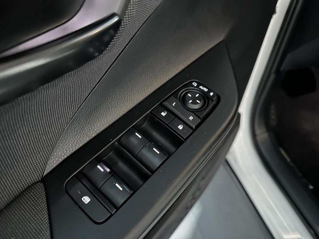 Toyota C-HR 2.0 Plug-in Hybrid 220 Dynamic, 4 cilinders, Wit, Bedrijf, Grijs