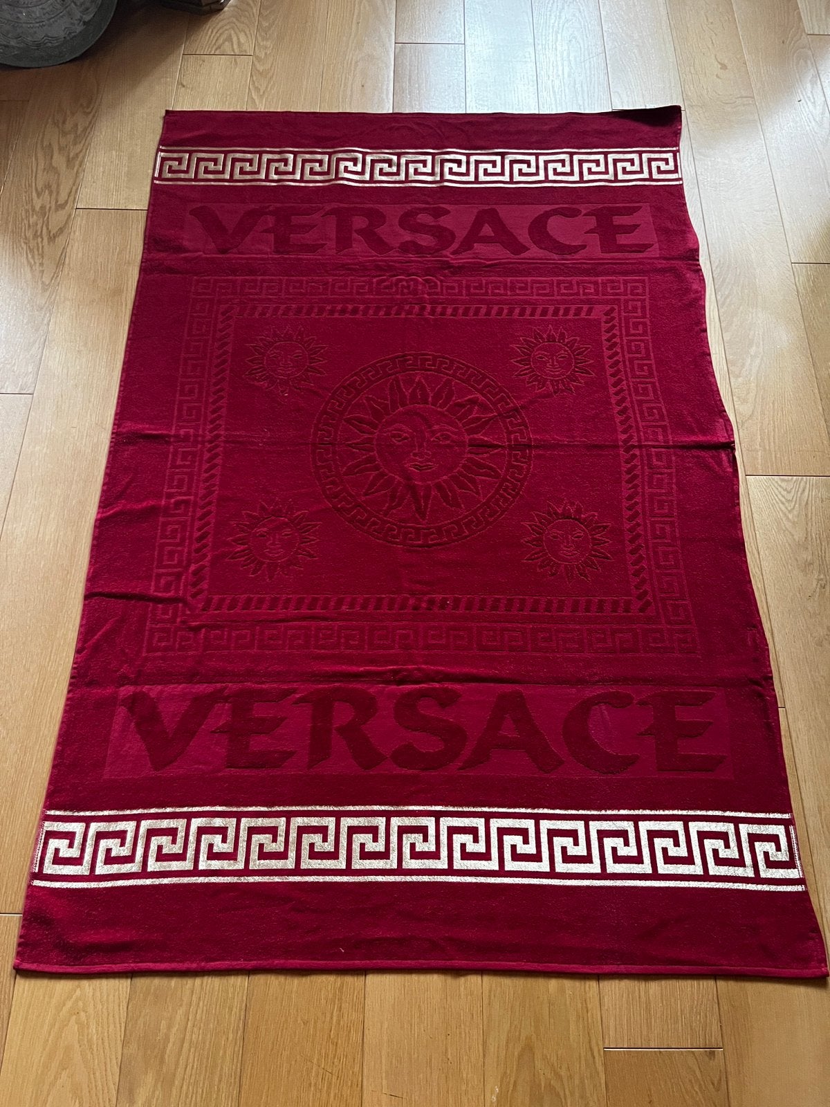 Versace handdoek, kleur bordeaux rood, heel groot, nieuw, Ophalen of Verzenden, Nieuw, Rood, Handdoek
