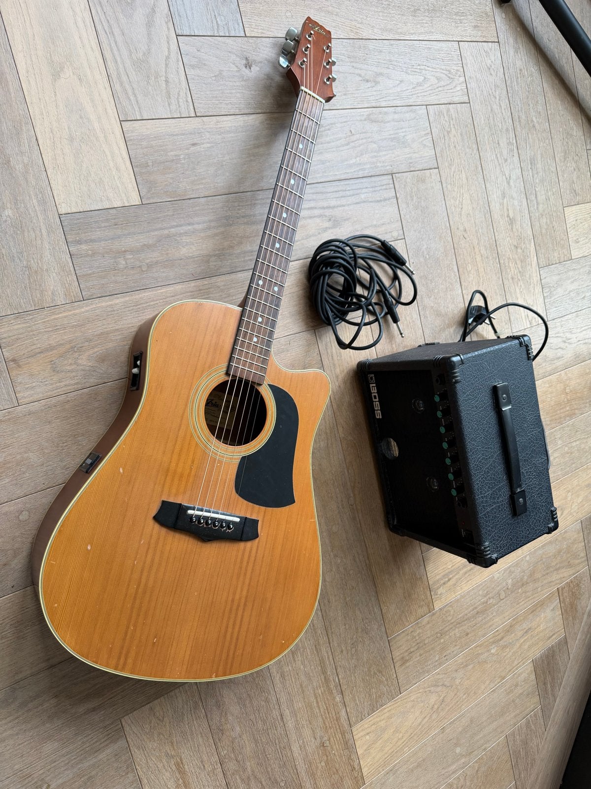 Aria AW 110CE Westerngitaar met Boss MG-10 versterker, Ophalen, Gebruikt, Western- of Steelstringgitaar, Met (piezo-)element