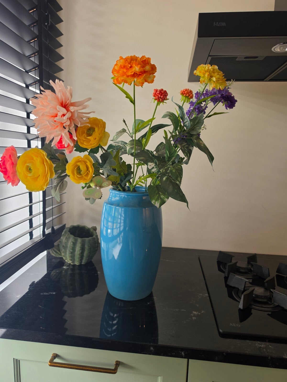 grote blauwe vaas met kunstbloemen, Ophalen, Zo goed als nieuw