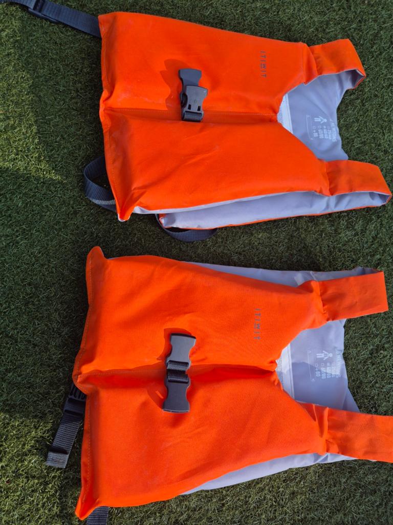 Zwemvest kind 40-60 kg Itiwit Decathlon 2 stuks, prijs p/s, Ophalen of Verzenden, Zo goed als nieuw, Reddingsvest of Zwemvest
