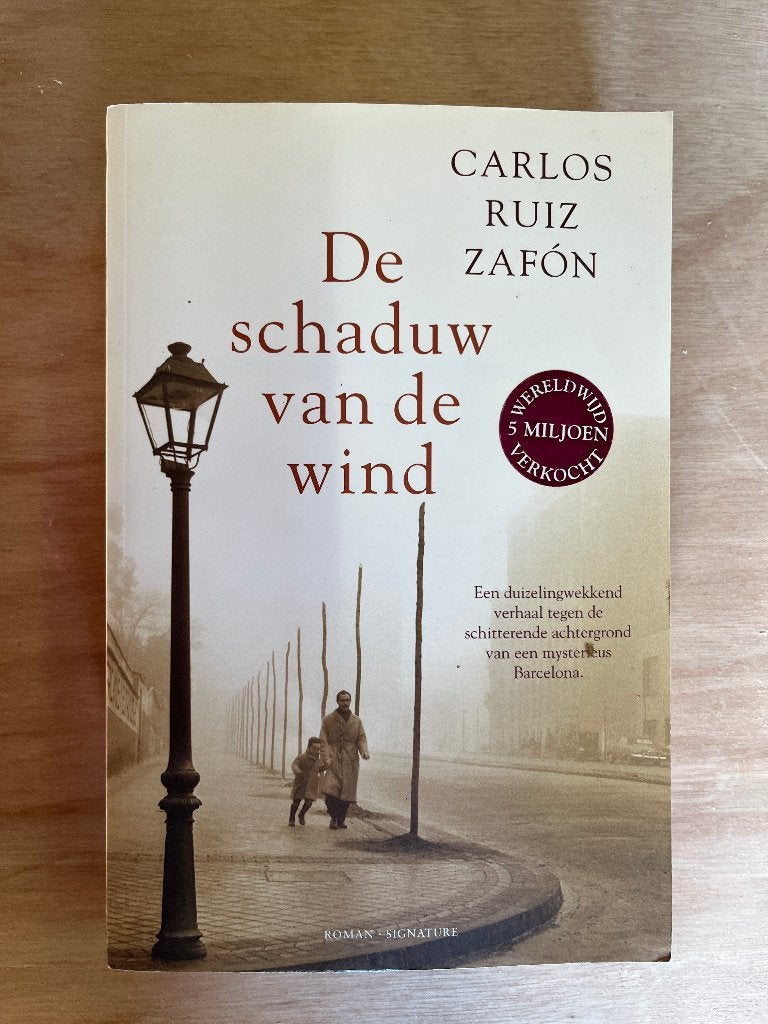 Boek:  De schaduw van de wind, Carlos Ruiz Zafon, Boeken, Ophalen of Verzenden, Zo goed als nieuw, Carlos Ruiz Zafón, Europa overig