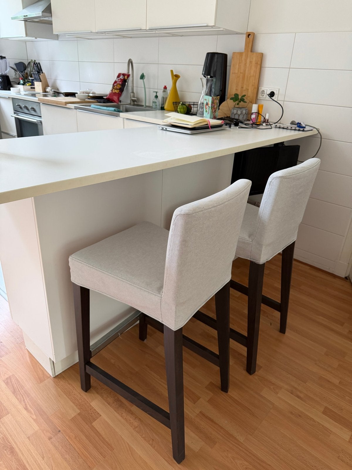 2x IKEA Bergmund barkruk met rugleuning, Ophalen, Gebruikt, Met voetsteun, 60 tot 90 cm