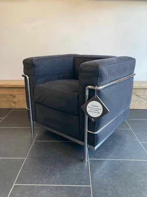 Cassina Le Corbusier LC2 fauteuil, antraciet suede, Huis en Inrichting, Fauteuils, Nieuw, Metaal, Stof, 50 tot 75 cm, Minder dan 75 cm